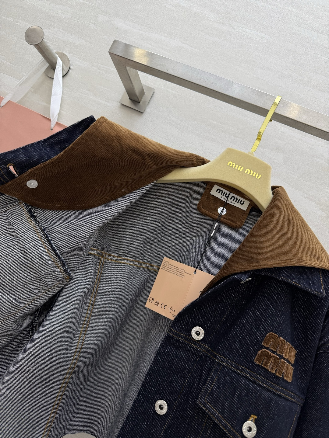 #Miumi♡²⁶复古可拆卸大翻领牛仔外套 甜酷少女的本命✨甜酷感直接拉满💥颜值封神 深靛蓝牛仔 可拆卸