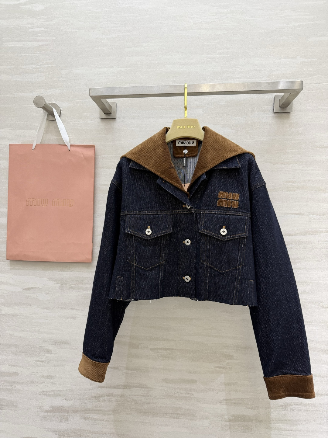 #Miumi♡²⁶复古可拆卸大翻领牛仔外套 甜酷少女的本命✨甜酷感直接拉满💥颜值封神 深靛蓝牛仔 可拆卸