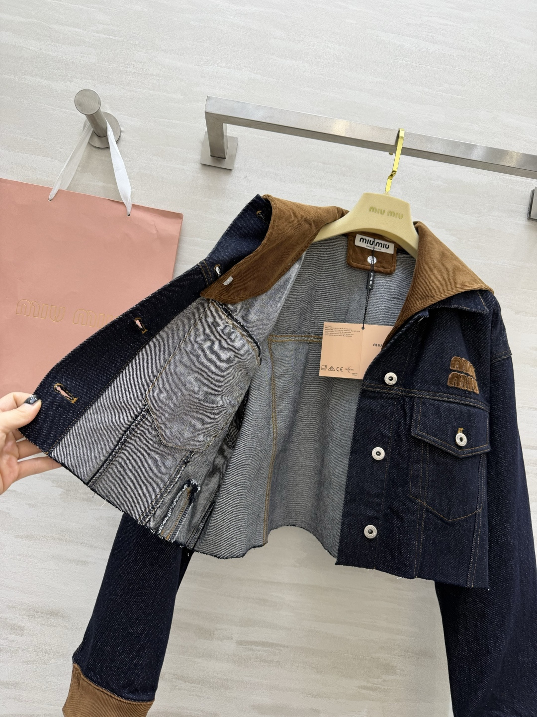 #Miumi♡²⁶复古可拆卸大翻领牛仔外套 甜酷少女的本命✨甜酷感直接拉满💥颜值封神 深靛蓝牛仔 可拆卸