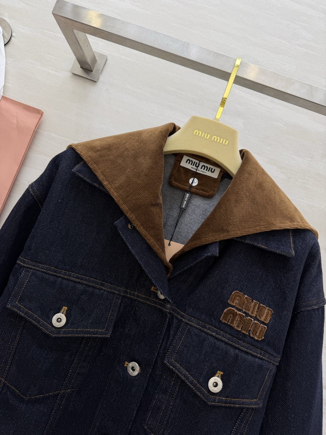 #Miumi♡²⁶复古可拆卸大翻领牛仔外套 甜酷少女的本命✨甜酷感直接拉满💥颜值封神 深靛蓝牛仔 可拆卸