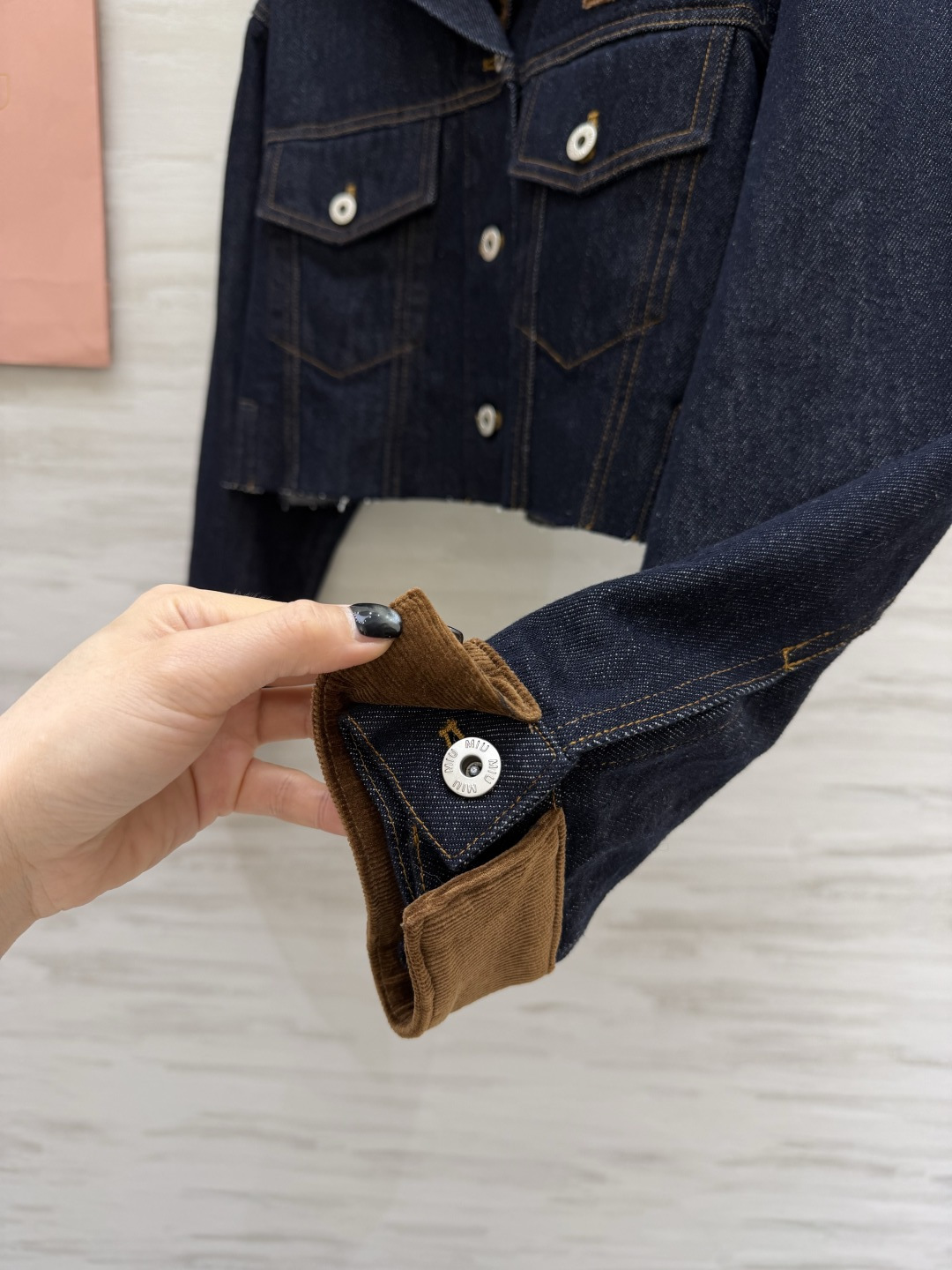 #Miumi♡²⁶复古可拆卸大翻领牛仔外套 甜酷少女的本命✨甜酷感直接拉满💥颜值封神 深靛蓝牛仔 可拆卸