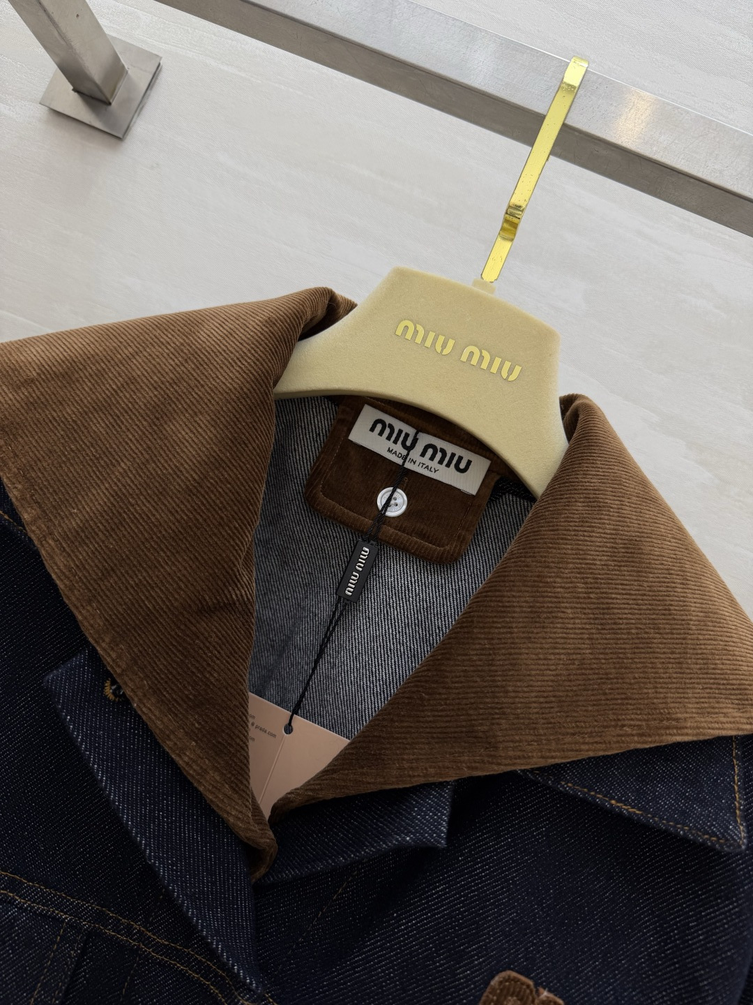 #Miumi♡²⁶复古可拆卸大翻领牛仔外套 甜酷少女的本命✨甜酷感直接拉满💥颜值封神 深靛蓝牛仔 可拆卸