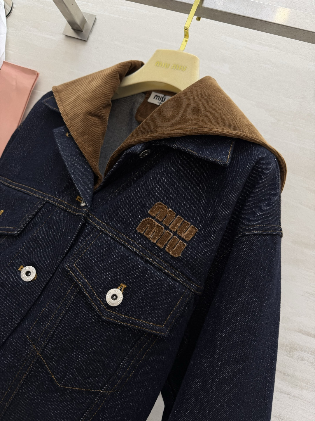 #Miumi♡²⁶复古可拆卸大翻领牛仔外套 甜酷少女的本命✨甜酷感直接拉满💥颜值封神 深靛蓝牛仔 可拆卸