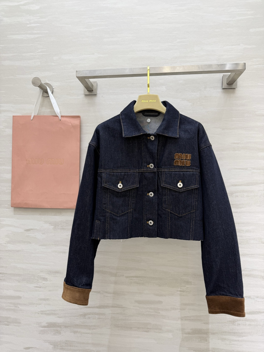 #Miumi♡²⁶复古可拆卸大翻领牛仔外套 甜酷少女的本命✨甜酷感直接拉满💥颜值封神 深靛蓝牛仔 可拆卸