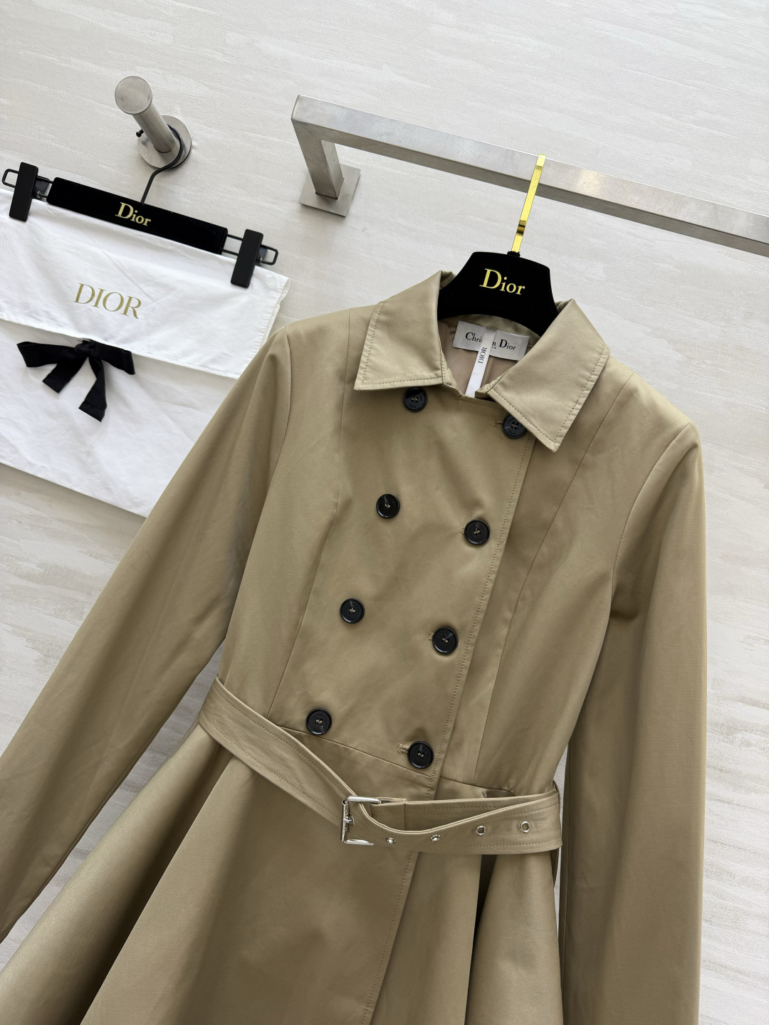#Dio♡²⁶卡其色收腰双排扣风衣连衣裙✨ 法式优雅 经典卡其色+双排扣设计 复古高级感拉满收腰大裙摆剪