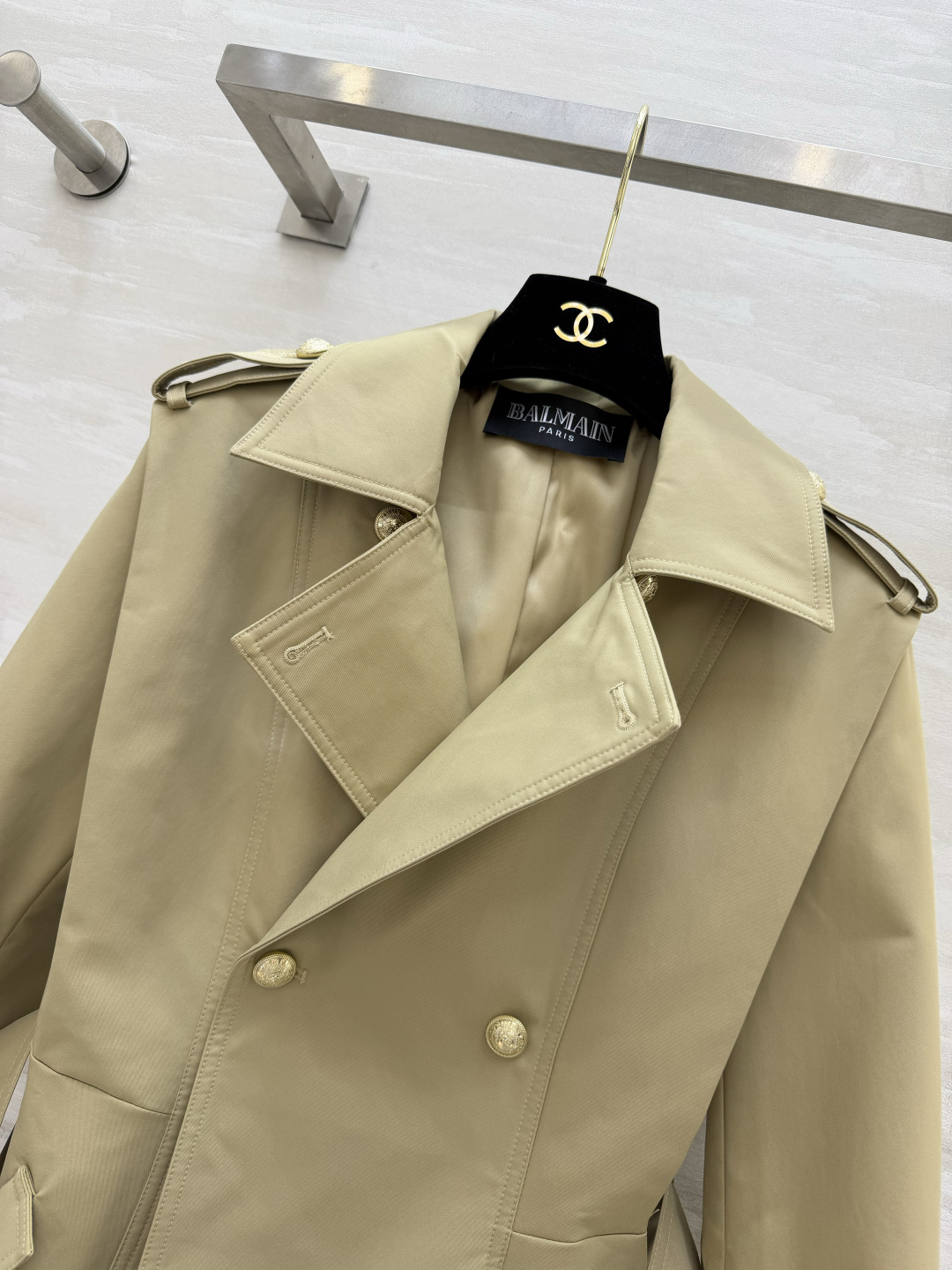 ✨ Balmai♡²⁶卡其金扣风衣外套 把法式贵气焊在身上的一件！经典卡其色永不过时 金色纽扣+肩章设计