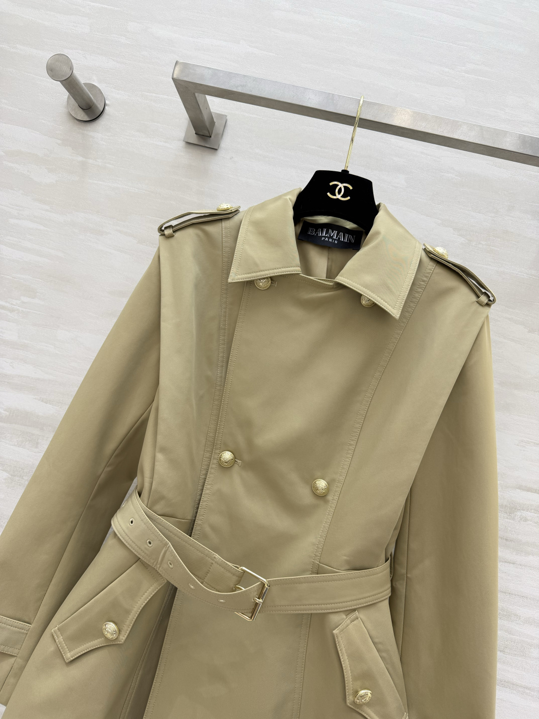 ✨ Balmai♡²⁶卡其金扣风衣外套 把法式贵气焊在身上的一件！经典卡其色永不过时 金色纽扣+肩章设计