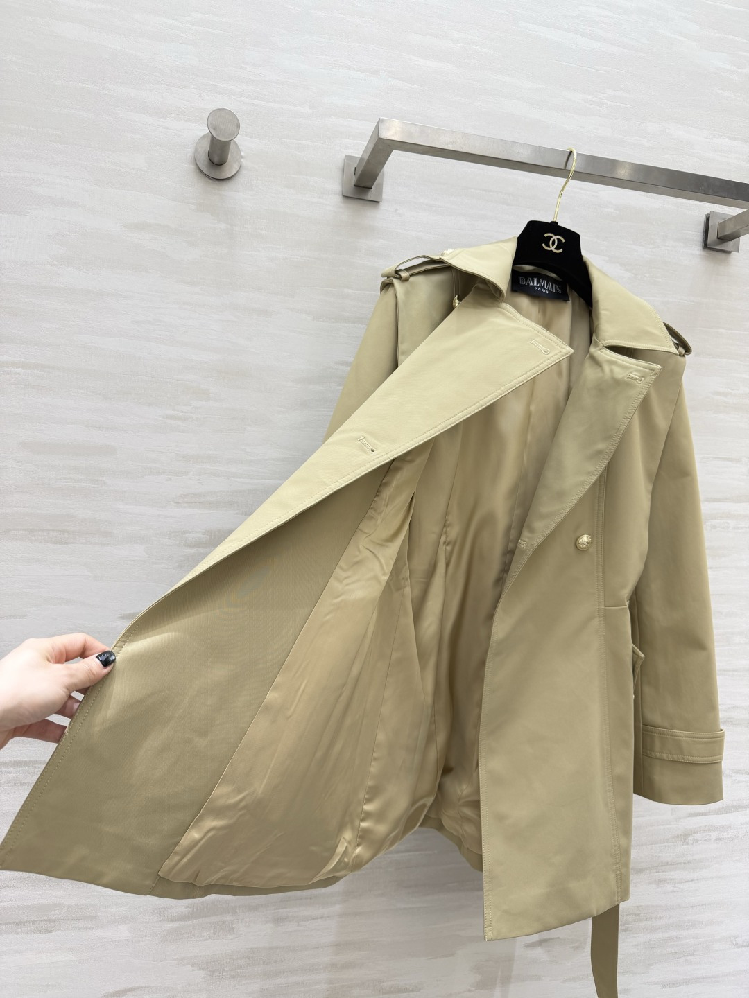 ✨ Balmai♡²⁶卡其金扣风衣外套 把法式贵气焊在身上的一件！经典卡其色永不过时 金色纽扣+肩章设计
