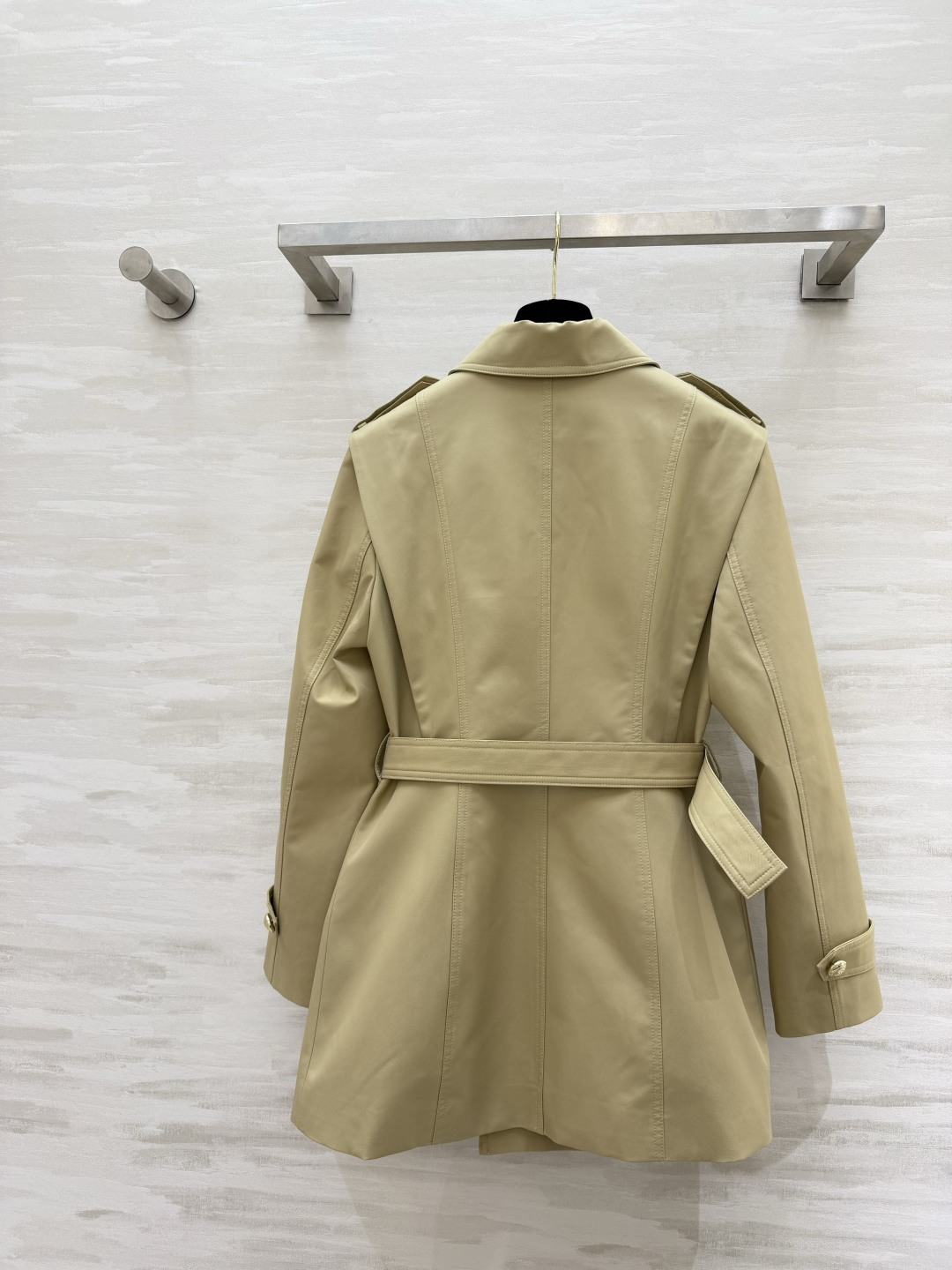 ✨ Balmai♡²⁶卡其金扣风衣外套 把法式贵气焊在身上的一件！经典卡其色永不过时 金色纽扣+肩章设计