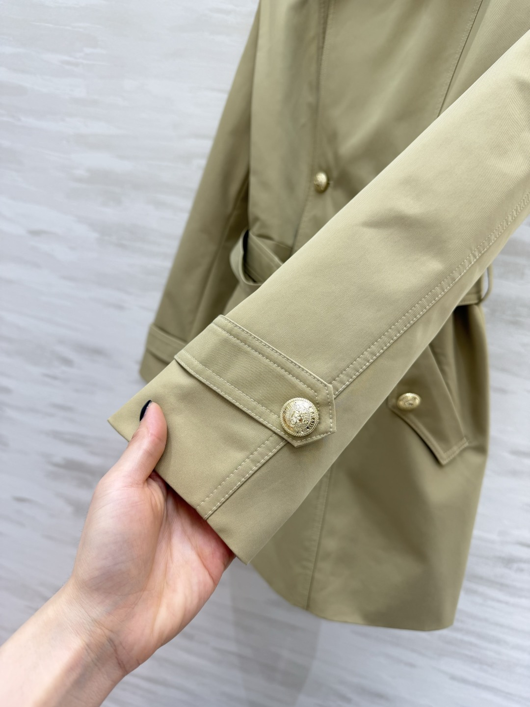 ✨ Balmai♡²⁶卡其金扣风衣外套 把法式贵气焊在身上的一件！经典卡其色永不过时 金色纽扣+肩章设计