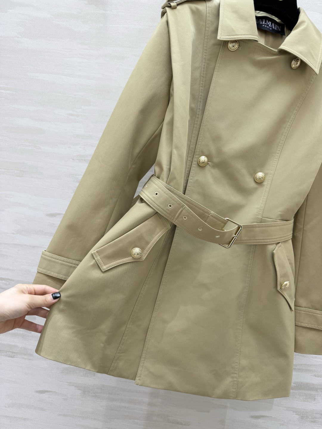 ✨ Balmai♡²⁶卡其金扣风衣外套 把法式贵气焊在身上的一件！经典卡其色永不过时 金色纽扣+肩章设计