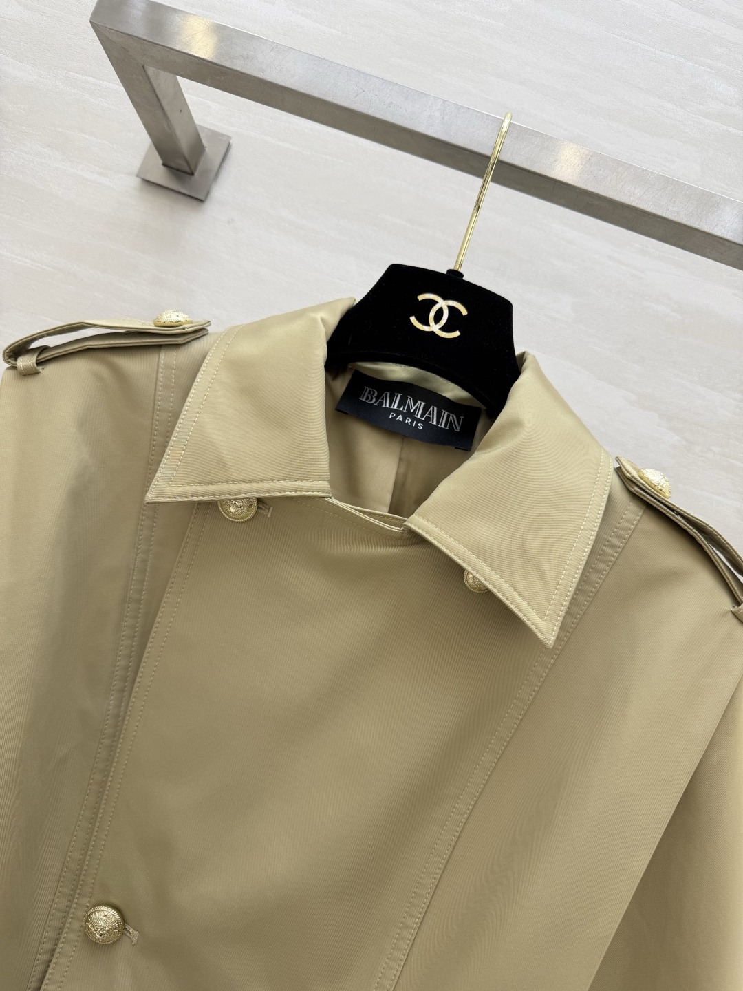 ✨ Balmai♡²⁶卡其金扣风衣外套 把法式贵气焊在身上的一件！经典卡其色永不过时 金色纽扣+肩章设计