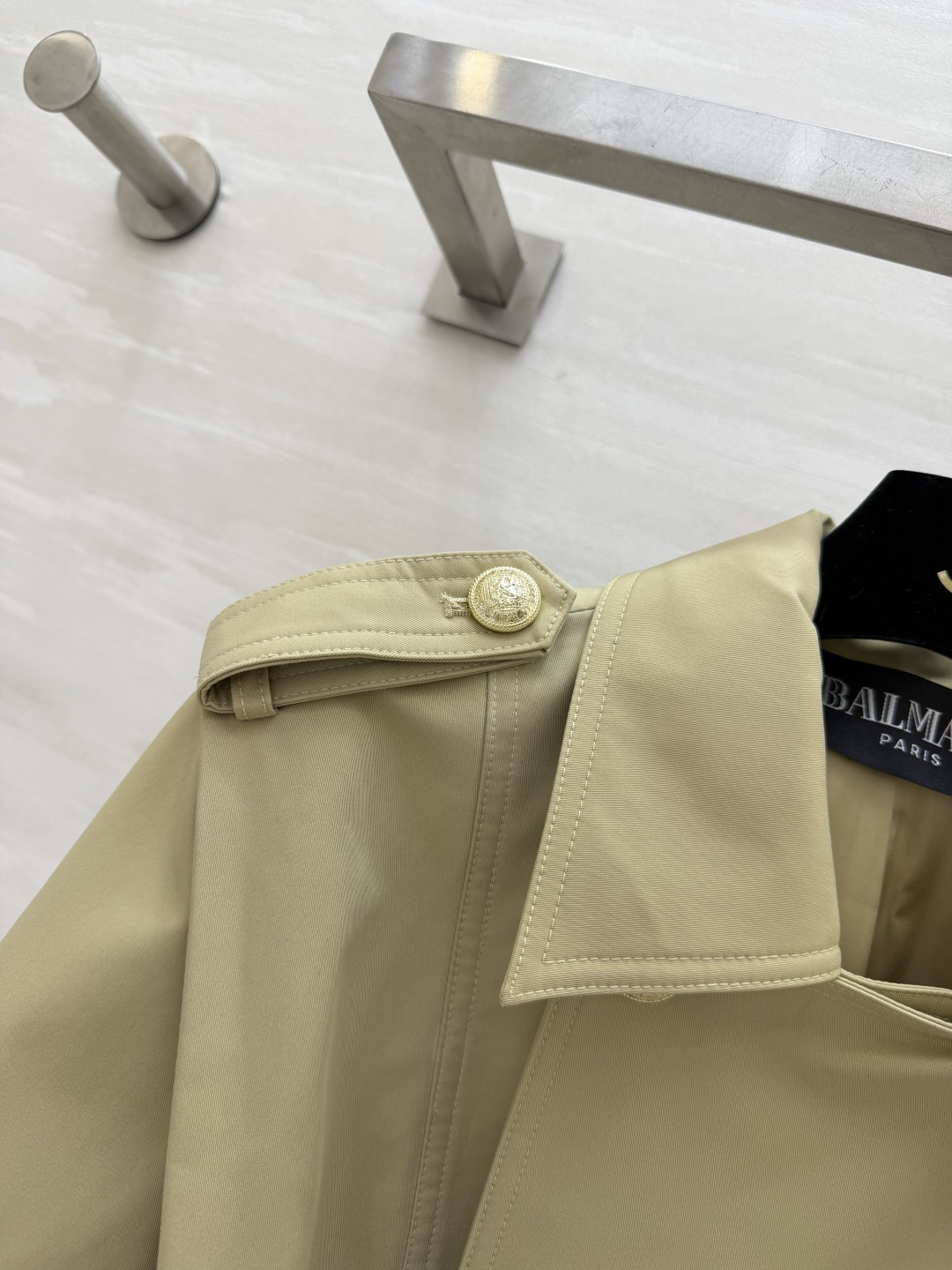 ✨ Balmai♡²⁶卡其金扣风衣外套 把法式贵气焊在身上的一件！经典卡其色永不过时 金色纽扣+肩章设计