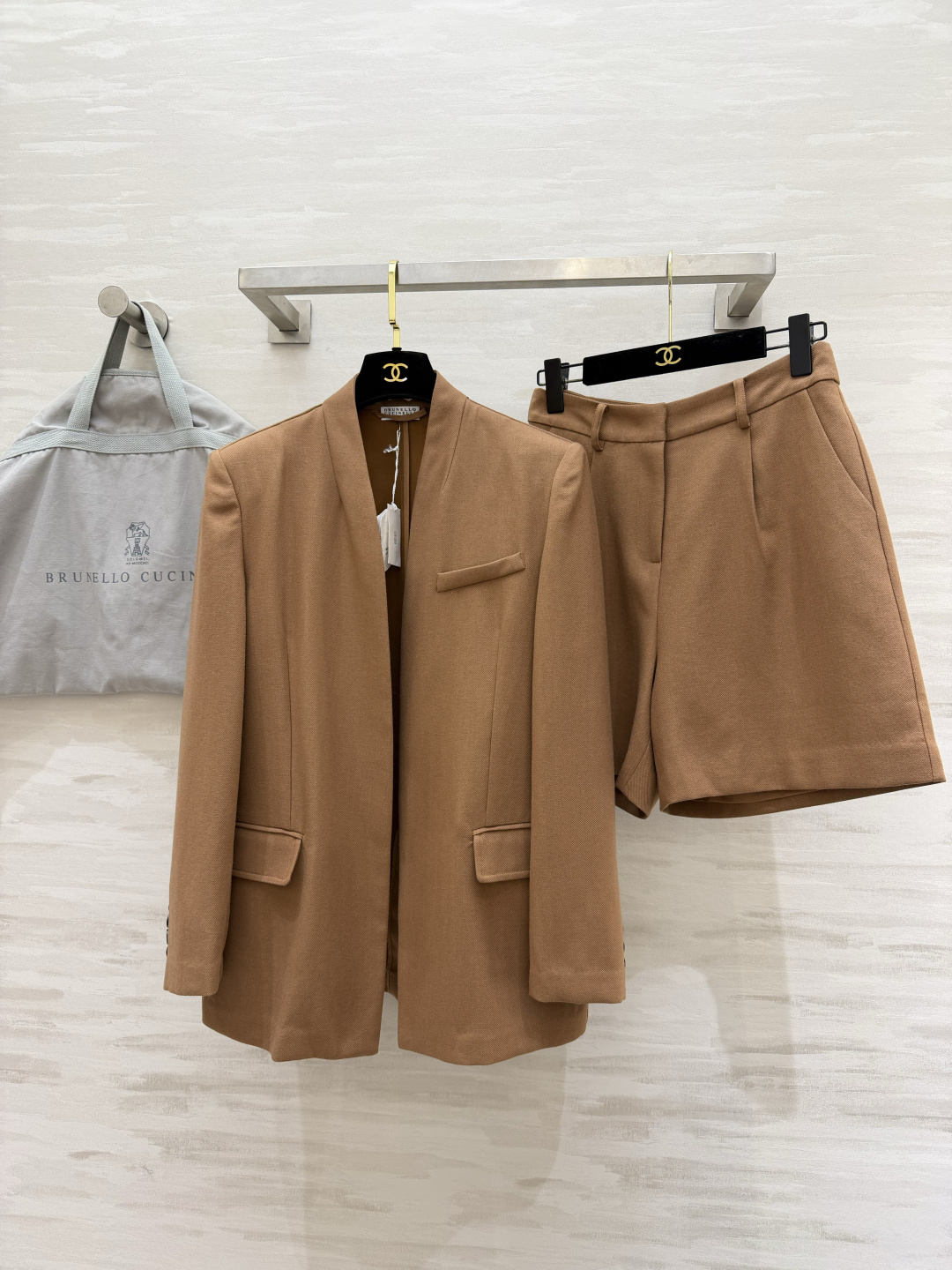 #Brunello Cucinell♡²⁶驼色无领西装 把松弛感和高级感焊在身上的一件 经典驼色永不过时