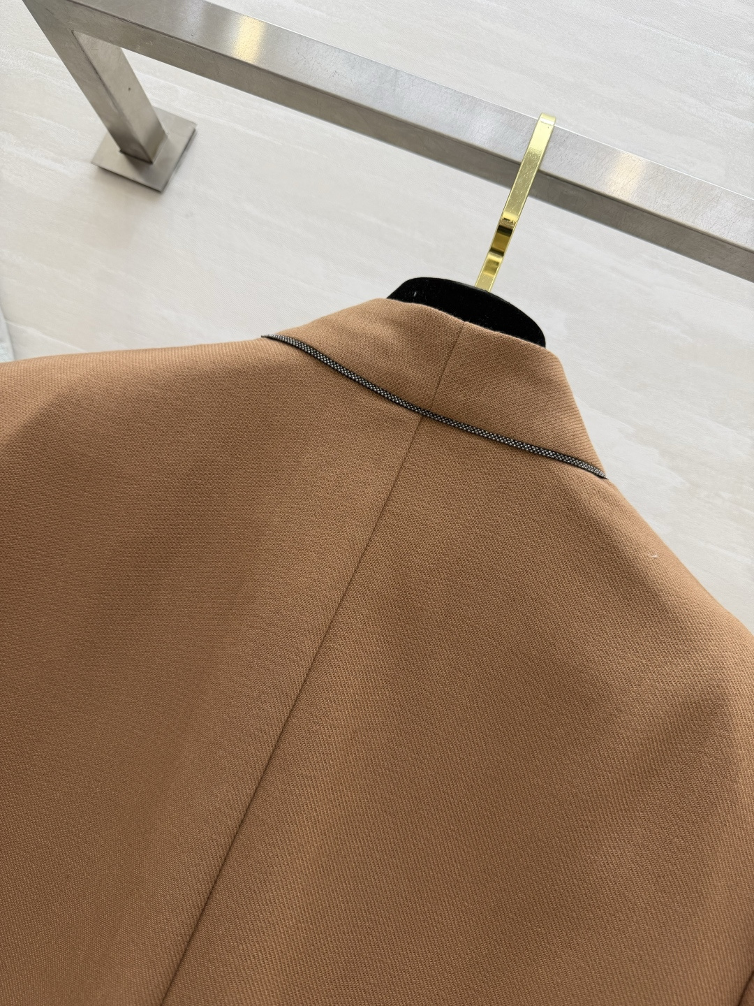 #Brunello Cucinell♡²⁶驼色无领西装 把松弛感和高级感焊在身上的一件 经典驼色永不过时