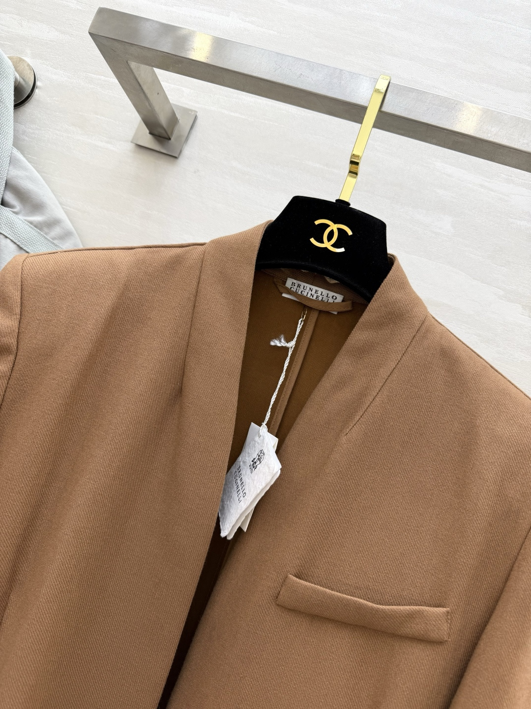 #Brunello Cucinell♡²⁶驼色无领西装 把松弛感和高级感焊在身上的一件 经典驼色永不过时