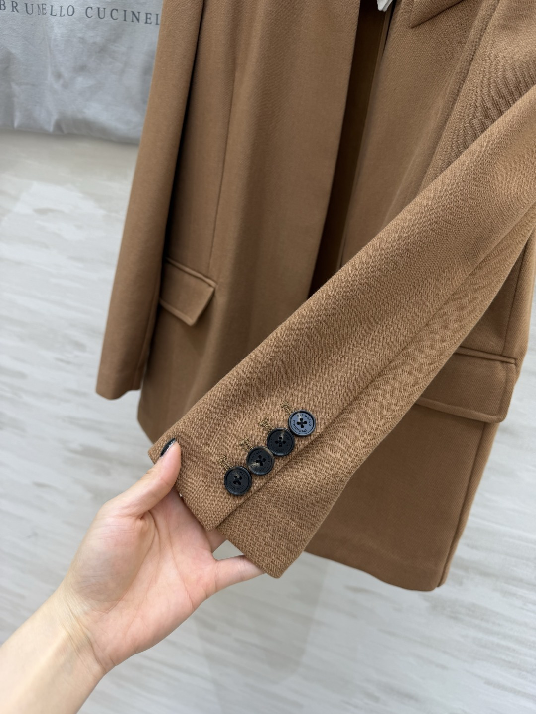 #Brunello Cucinell♡²⁶驼色无领西装 把松弛感和高级感焊在身上的一件 经典驼色永不过时