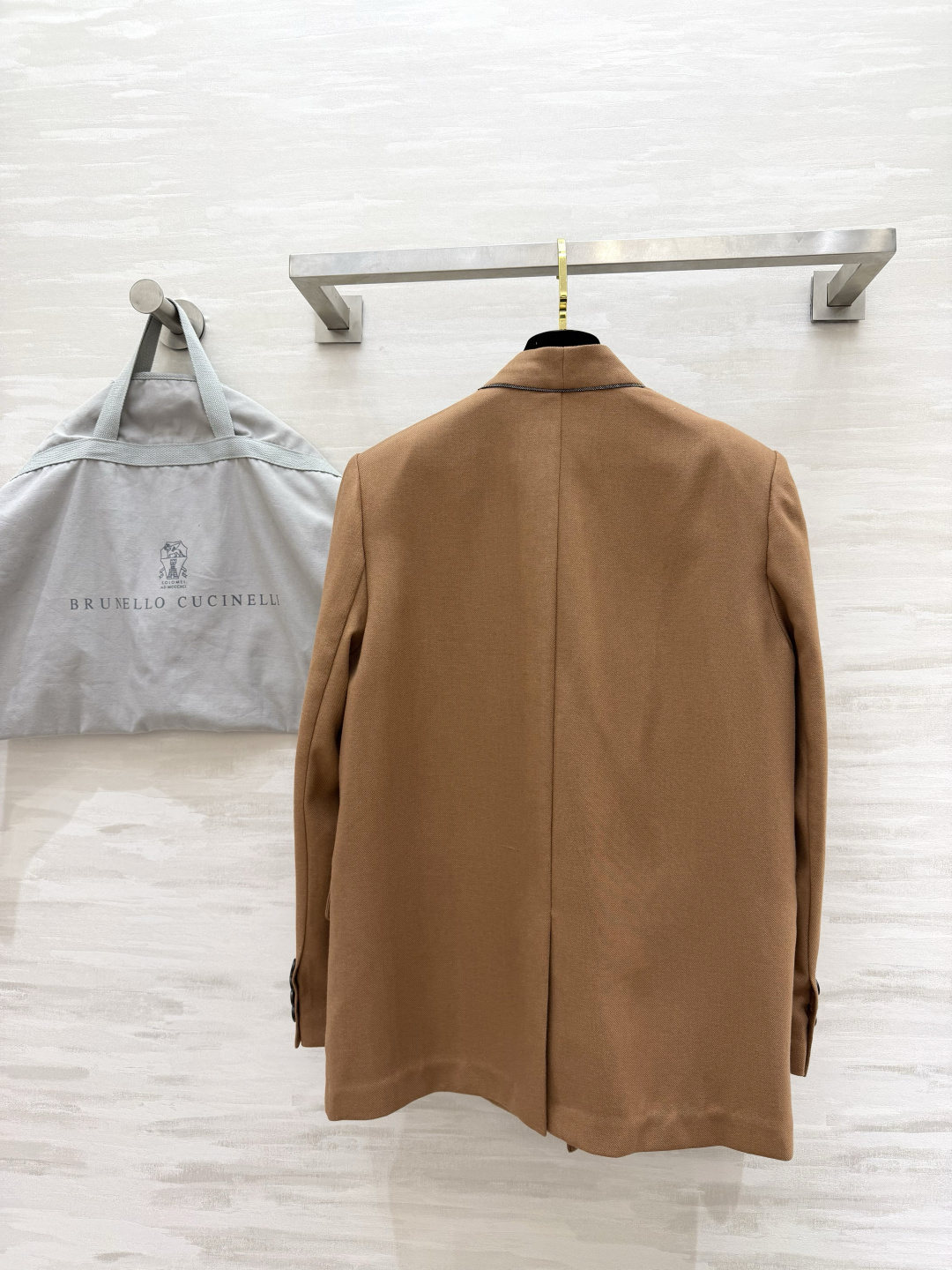 #Brunello Cucinell♡²⁶驼色无领西装 把松弛感和高级感焊在身上的一件 经典驼色永不过时