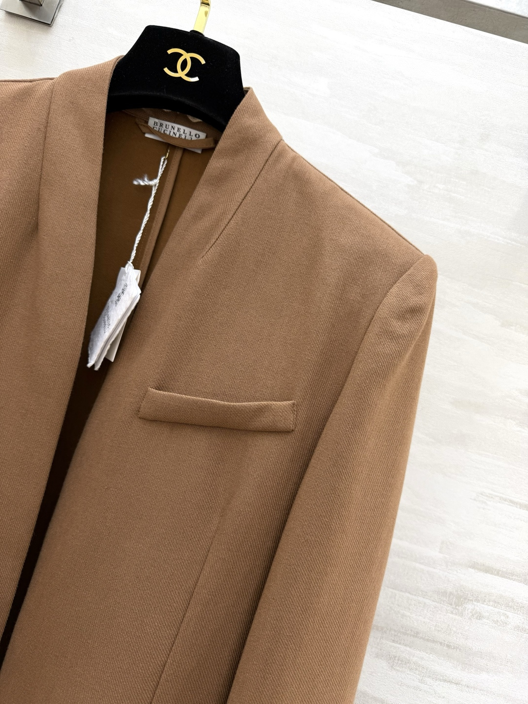 #Brunello Cucinell♡²⁶驼色无领西装 把松弛感和高级感焊在身上的一件 经典驼色永不过时