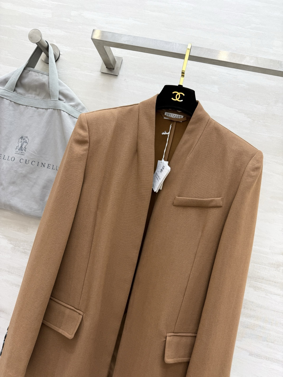 #Brunello Cucinell♡²⁶驼色无领西装 把松弛感和高级感焊在身上的一件 经典驼色永不过时