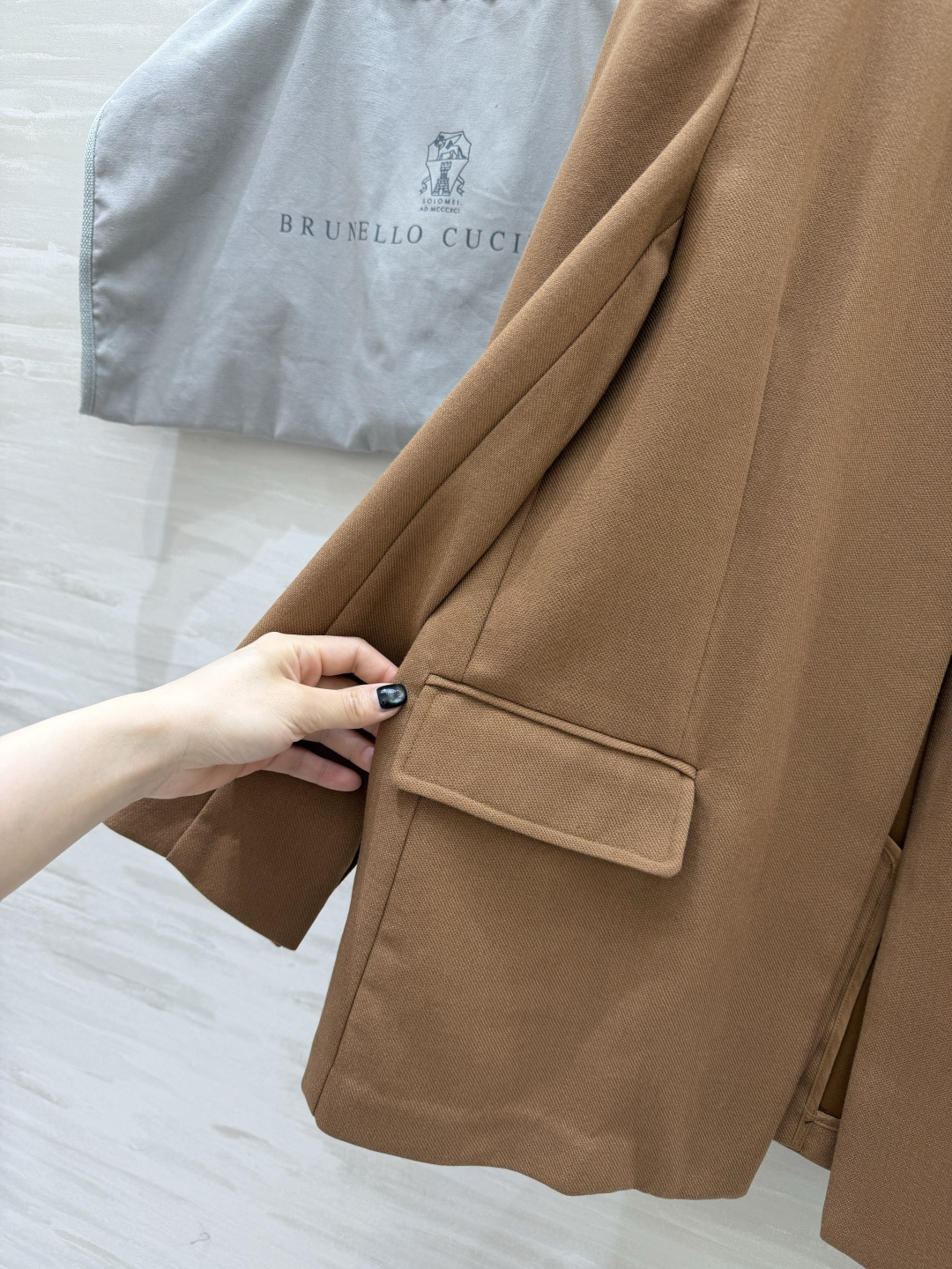 #Brunello Cucinell♡²⁶驼色无领西装 把松弛感和高级感焊在身上的一件 经典驼色永不过时