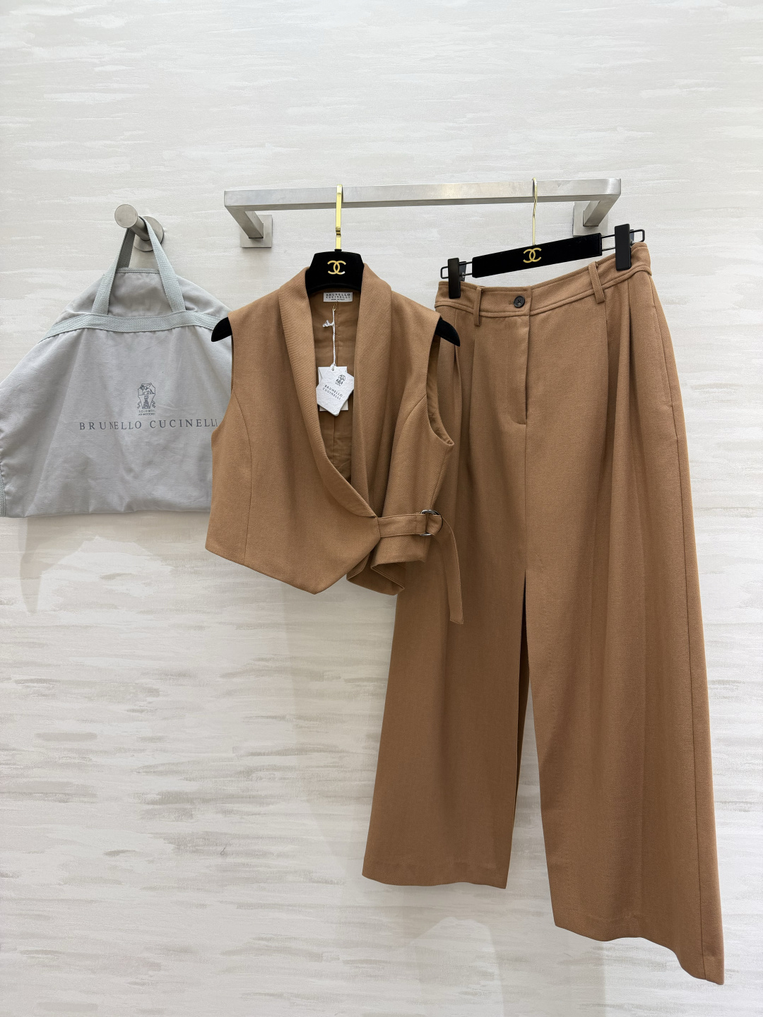 #Brunello Cucinell♡²⁶ 驼色青果领收腰马甲✨意大利顶奢的松弛感 被这件狠狠拿捏了 青