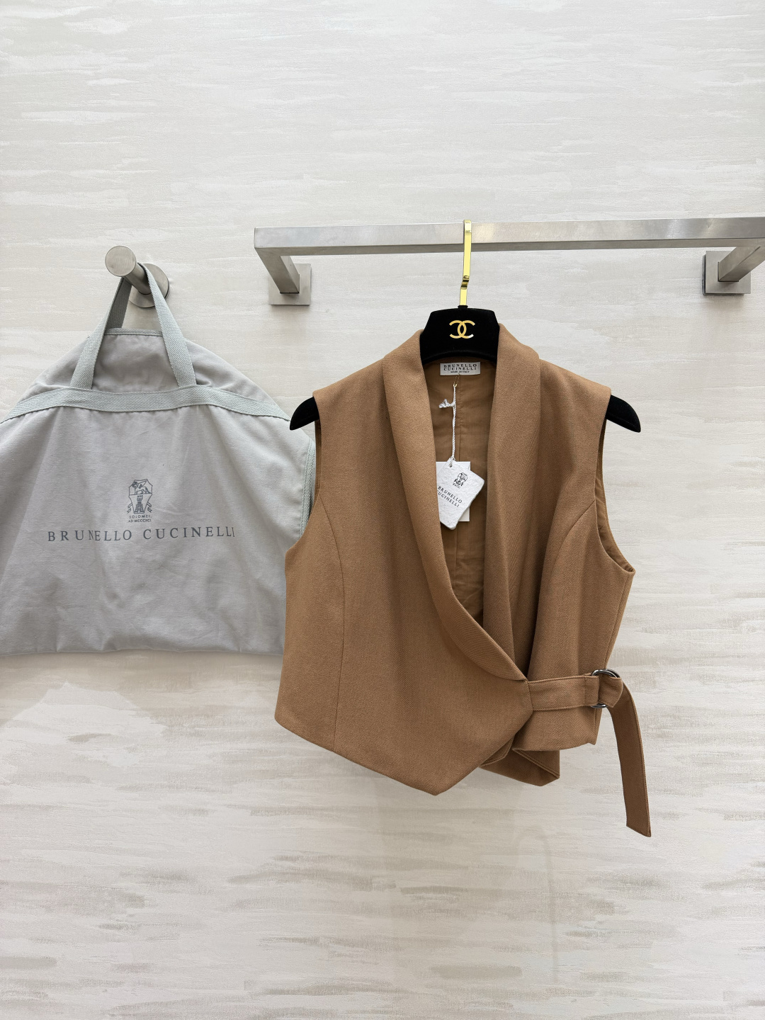 #Brunello Cucinell♡²⁶ 驼色青果领收腰马甲✨意大利顶奢的松弛感 被这件狠狠拿捏了 青