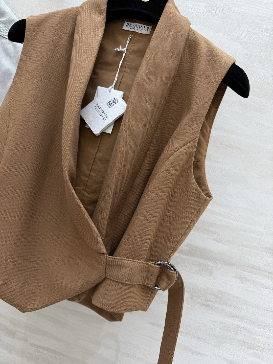 #Brunello Cucinell♡²⁶ 驼色青果领收腰马甲✨意大利顶奢的松弛感 被这件狠狠拿捏了 青