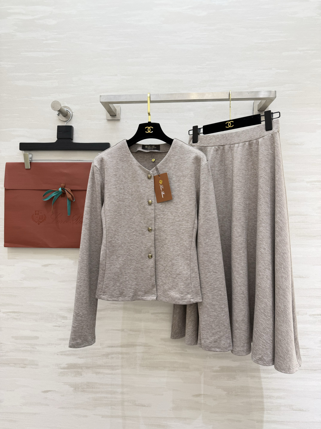 #Loro pian♡²⁶度假系列 老钱风套装 V领金扣开衫+大摆伞裙两件套 利落剪裁勾勒流畅线条 垂坠