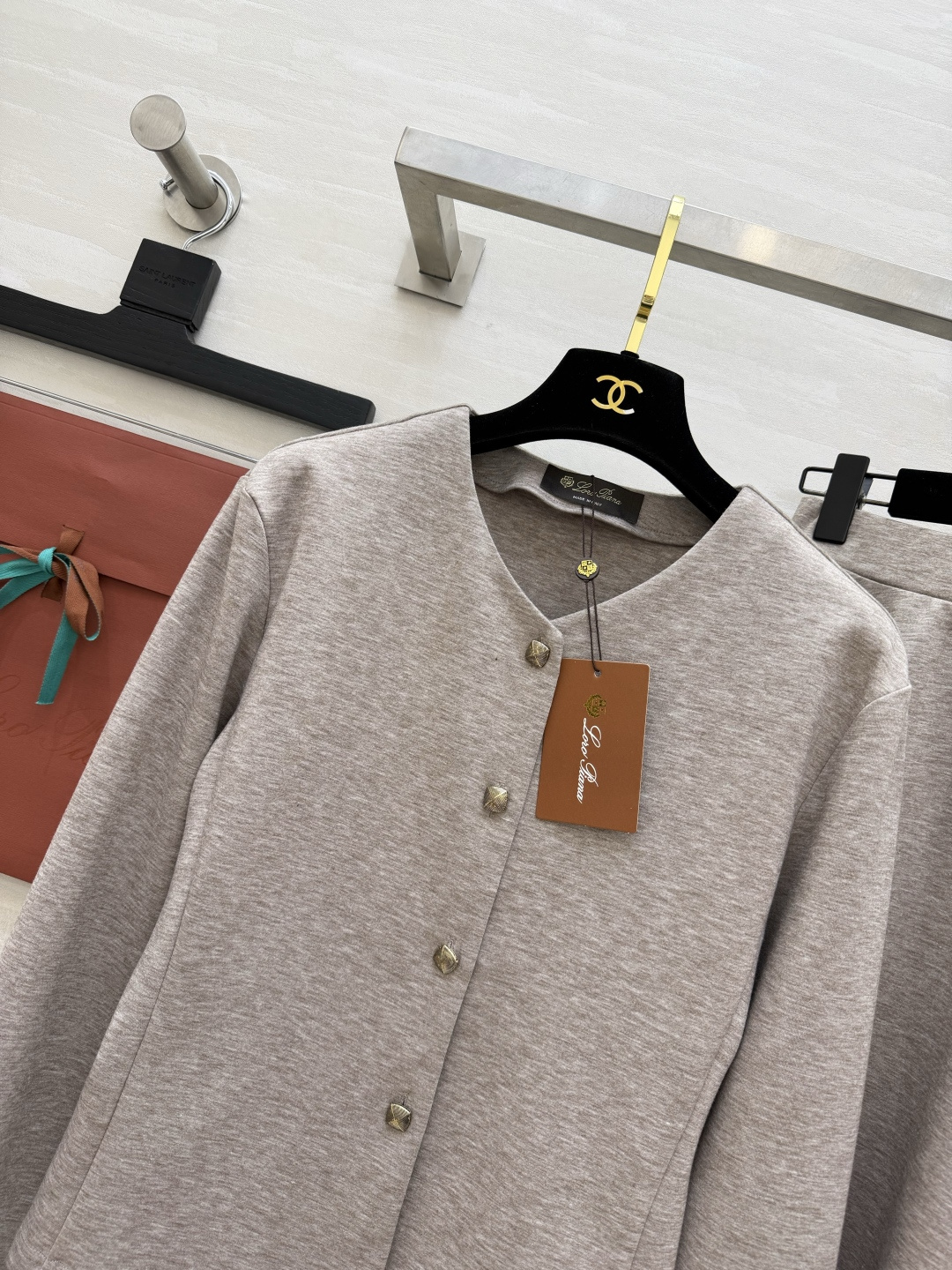 #Loro pian♡²⁶度假系列 老钱风套装 V领金扣开衫+大摆伞裙两件套 利落剪裁勾勒流畅线条 垂坠