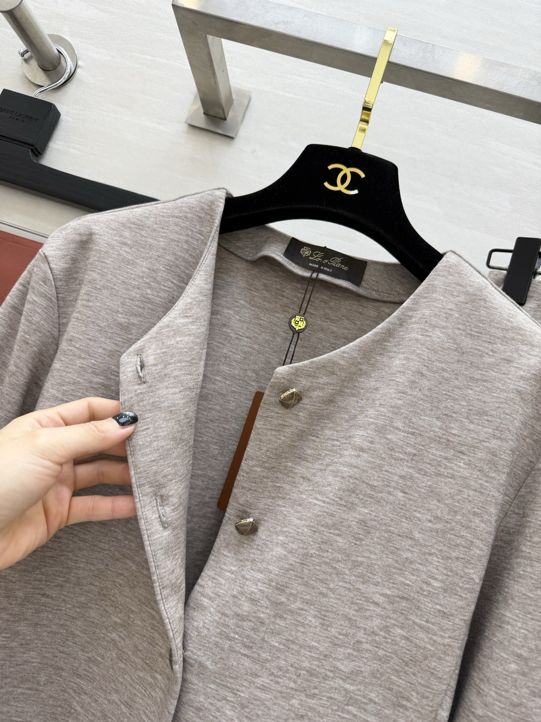 #Loro pian♡²⁶度假系列 老钱风套装 V领金扣开衫+大摆伞裙两件套 利落剪裁勾勒流畅线条 垂坠