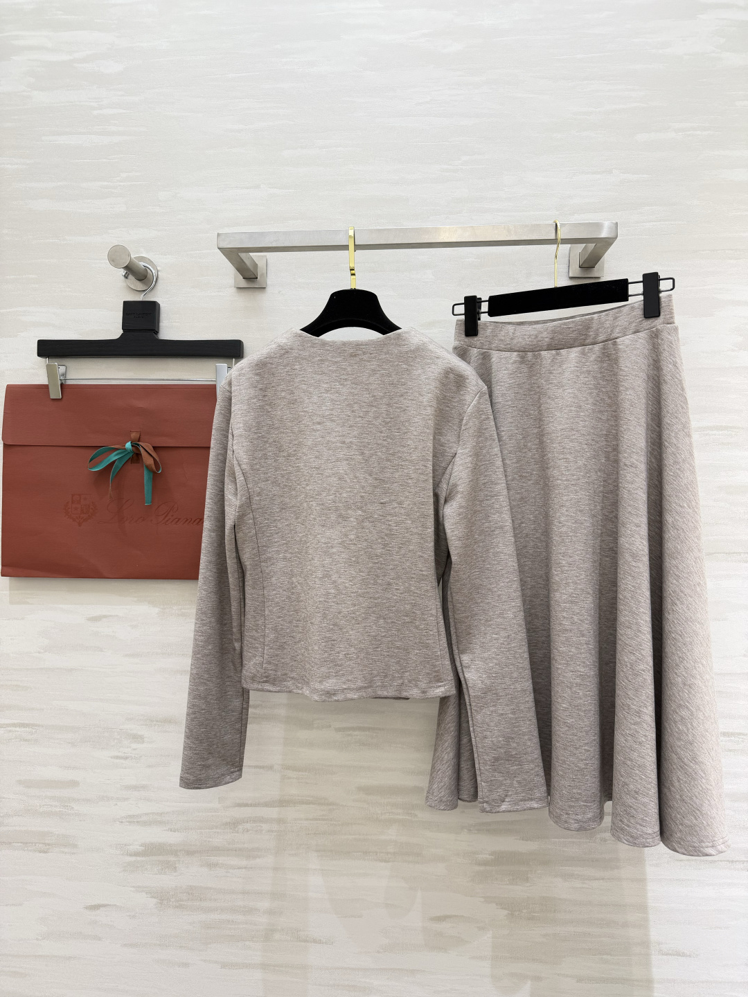 #Loro pian♡²⁶度假系列 老钱风套装 V领金扣开衫+大摆伞裙两件套 利落剪裁勾勒流畅线条 垂坠