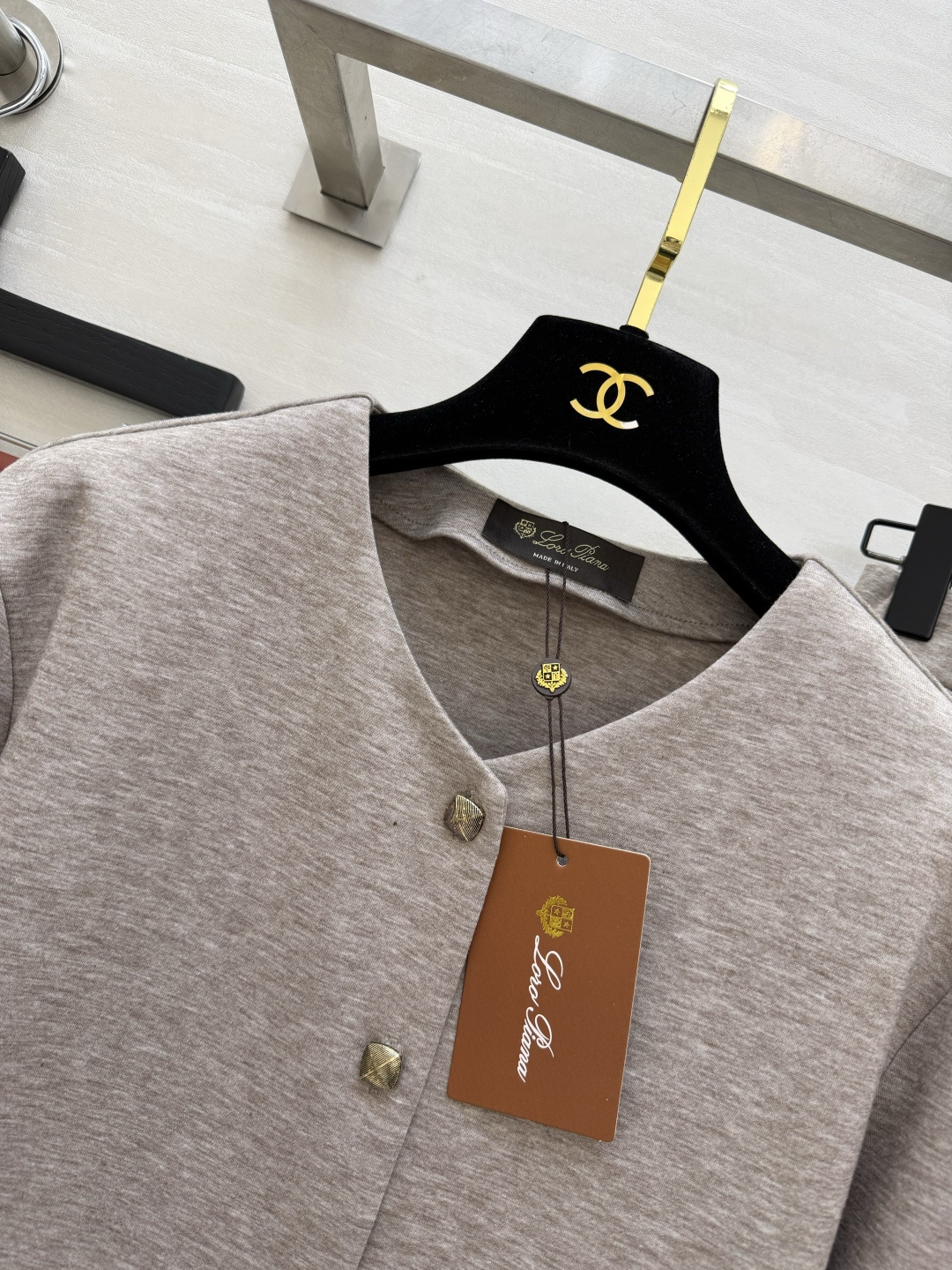 #Loro pian♡²⁶度假系列 老钱风套装 V领金扣开衫+大摆伞裙两件套 利落剪裁勾勒流畅线条 垂坠