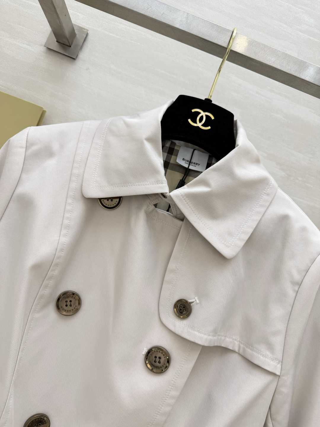 #Burberr♡²⁶短款双排扣风衣 米白调温柔又显贵 收腰设计秒变沙漏腰 经典格纹内衬 复古铜扣 细节