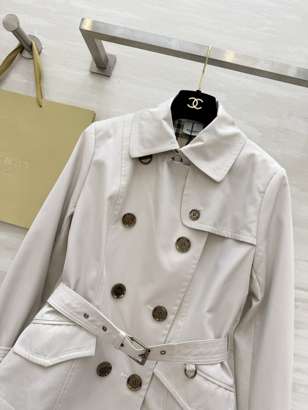 #Burberr♡²⁶短款双排扣风衣 米白调温柔又显贵 收腰设计秒变沙漏腰 经典格纹内衬 复古铜扣 细节