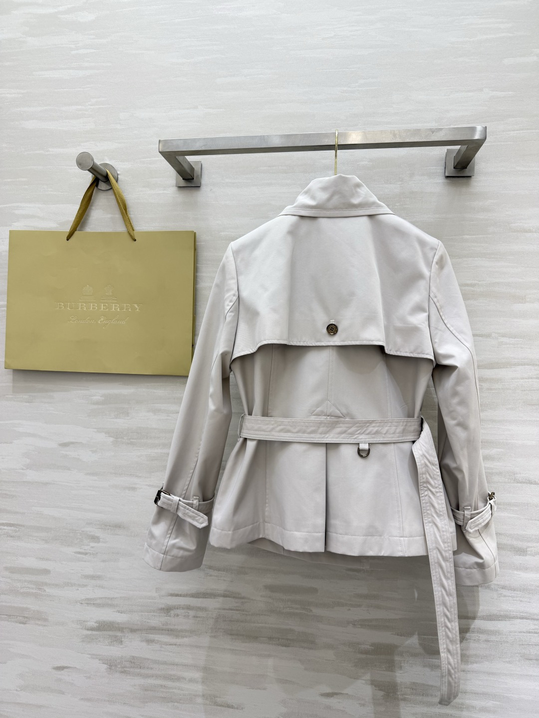 #Burberr♡²⁶短款双排扣风衣 米白调温柔又显贵 收腰设计秒变沙漏腰 经典格纹内衬 复古铜扣 细节