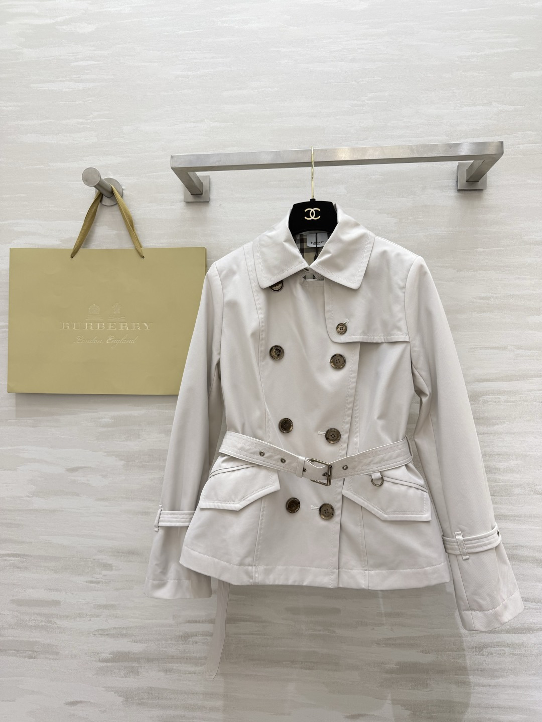 #Burberr♡²⁶短款双排扣风衣 米白调温柔又显贵 收腰设计秒变沙漏腰 经典格纹内衬 复古铜扣 细节
