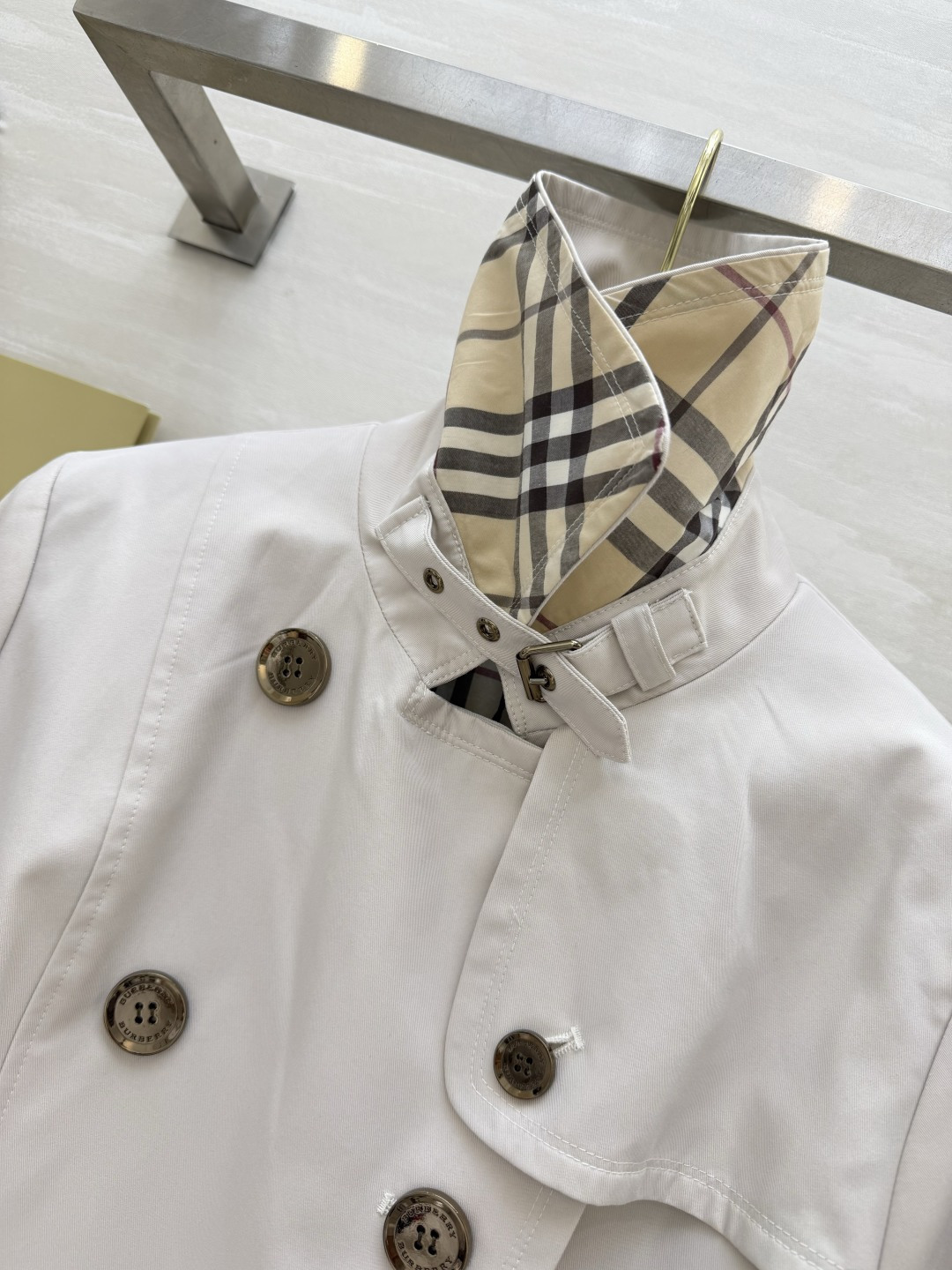 #Burberr♡²⁶短款双排扣风衣 米白调温柔又显贵 收腰设计秒变沙漏腰 经典格纹内衬 复古铜扣 细节