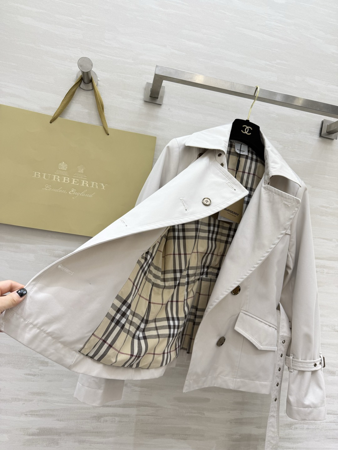 #Burberr♡²⁶短款双排扣风衣 米白调温柔又显贵 收腰设计秒变沙漏腰 经典格纹内衬 复古铜扣 细节