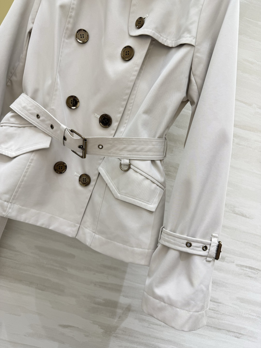 #Burberr♡²⁶短款双排扣风衣 米白调温柔又显贵 收腰设计秒变沙漏腰 经典格纹内衬 复古铜扣 细节