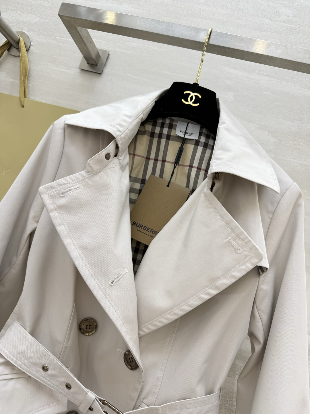 #Burberr♡²⁶短款双排扣风衣 米白调温柔又显贵 收腰设计秒变沙漏腰 经典格纹内衬 复古铜扣 细节