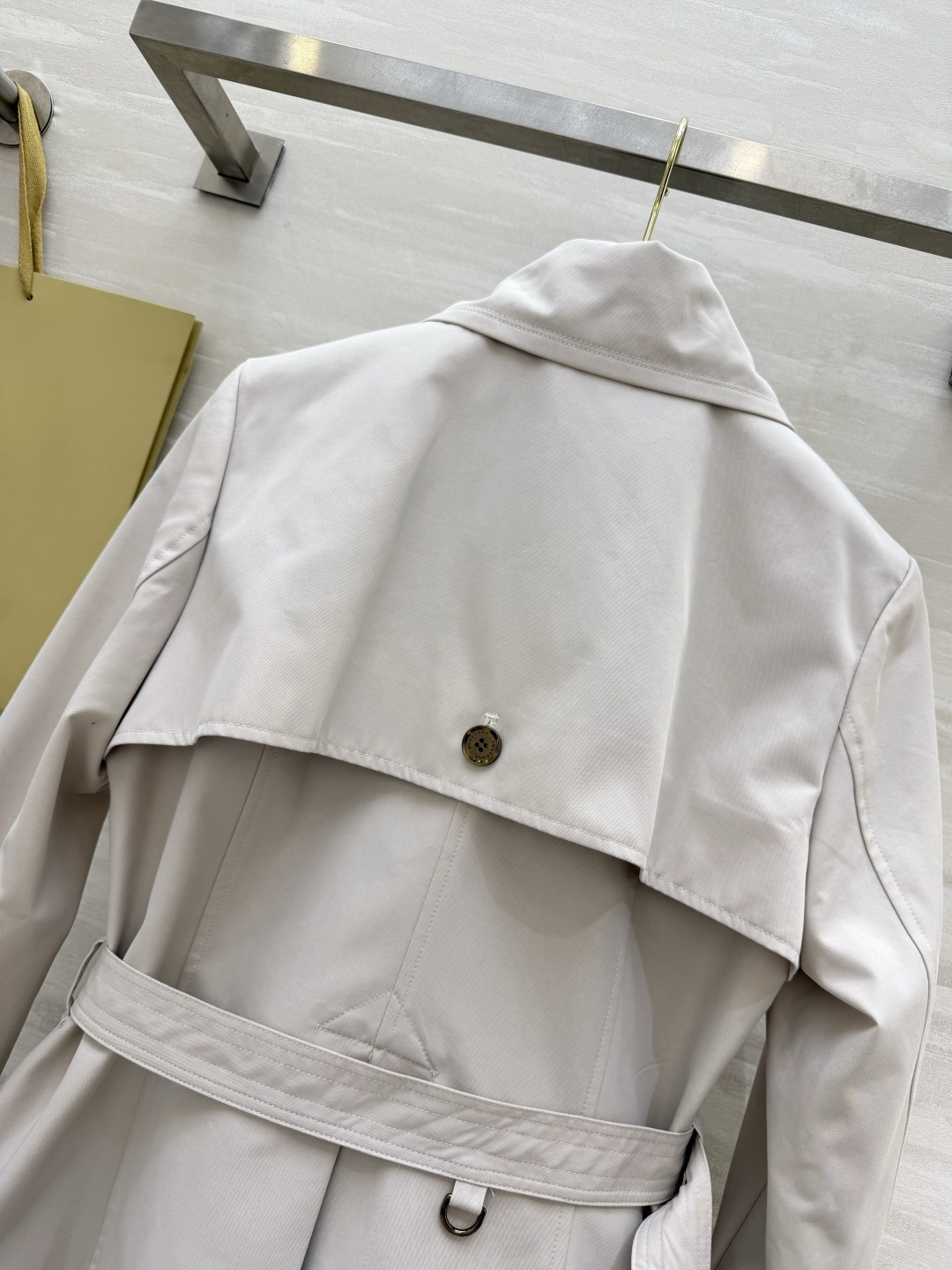 #Burberr♡²⁶短款双排扣风衣 米白调温柔又显贵 收腰设计秒变沙漏腰 经典格纹内衬 复古铜扣 细节