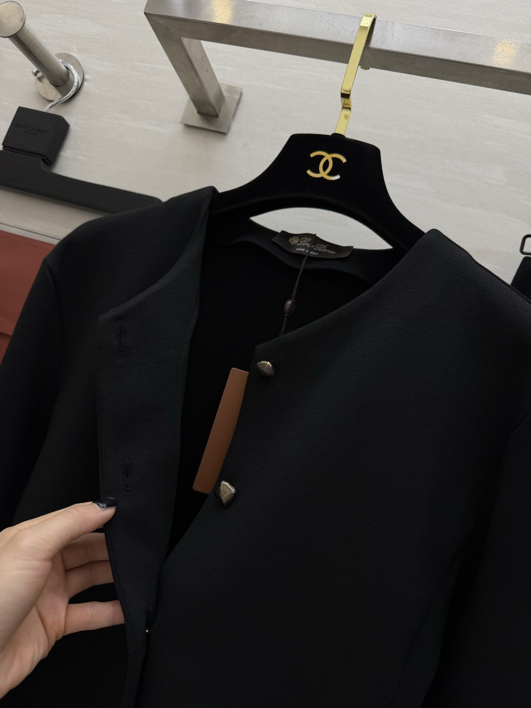 #Loro pian♡²⁶度假系列 老钱风套装 V领金扣开衫+大摆伞裙两件套 利落剪裁勾勒流畅线条 垂坠