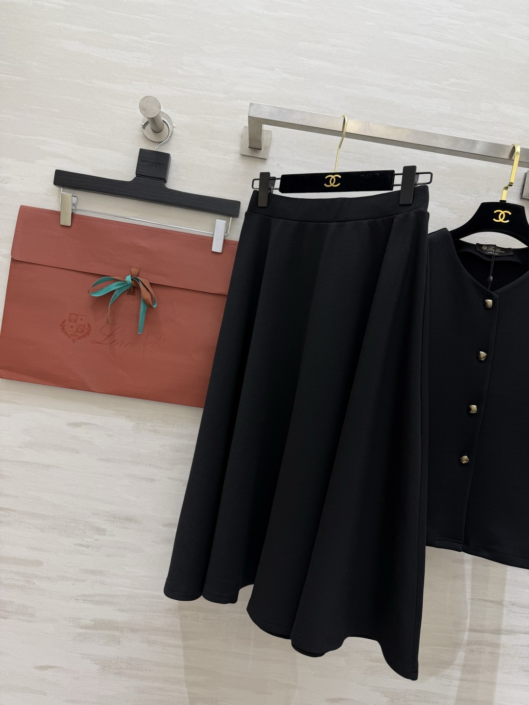 #Loro pian♡²⁶度假系列 老钱风套装 V领金扣开衫+大摆伞裙两件套 利落剪裁勾勒流畅线条 垂坠