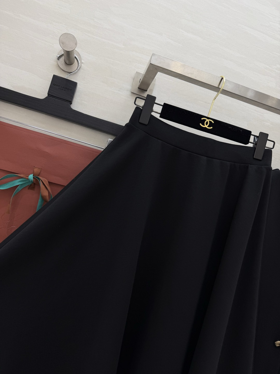 #Loro pian♡²⁶度假系列 老钱风套装 V领金扣开衫+大摆伞裙两件套 利落剪裁勾勒流畅线条 垂坠