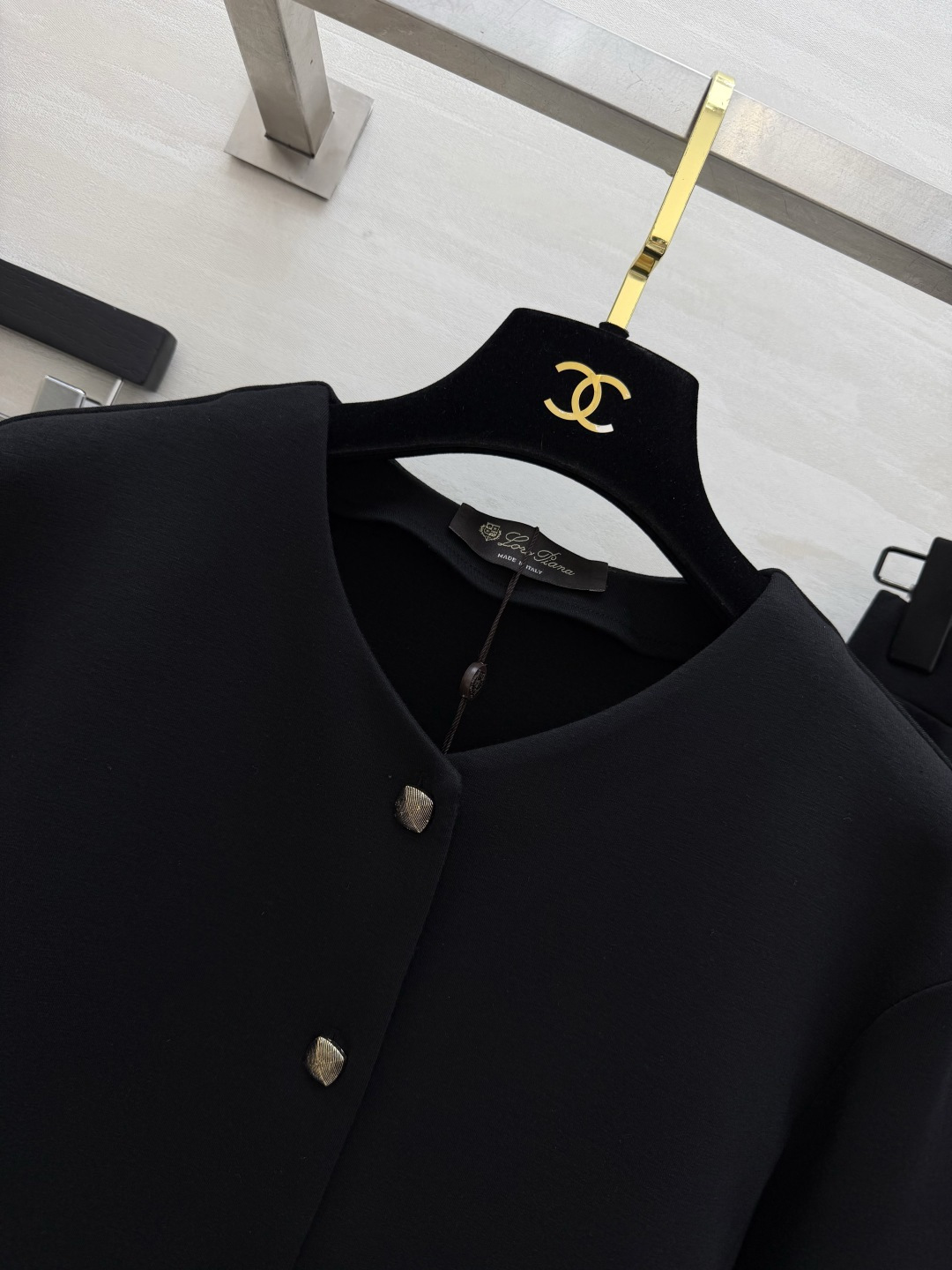 #Loro pian♡²⁶度假系列 老钱风套装 V领金扣开衫+大摆伞裙两件套 利落剪裁勾勒流畅线条 垂坠