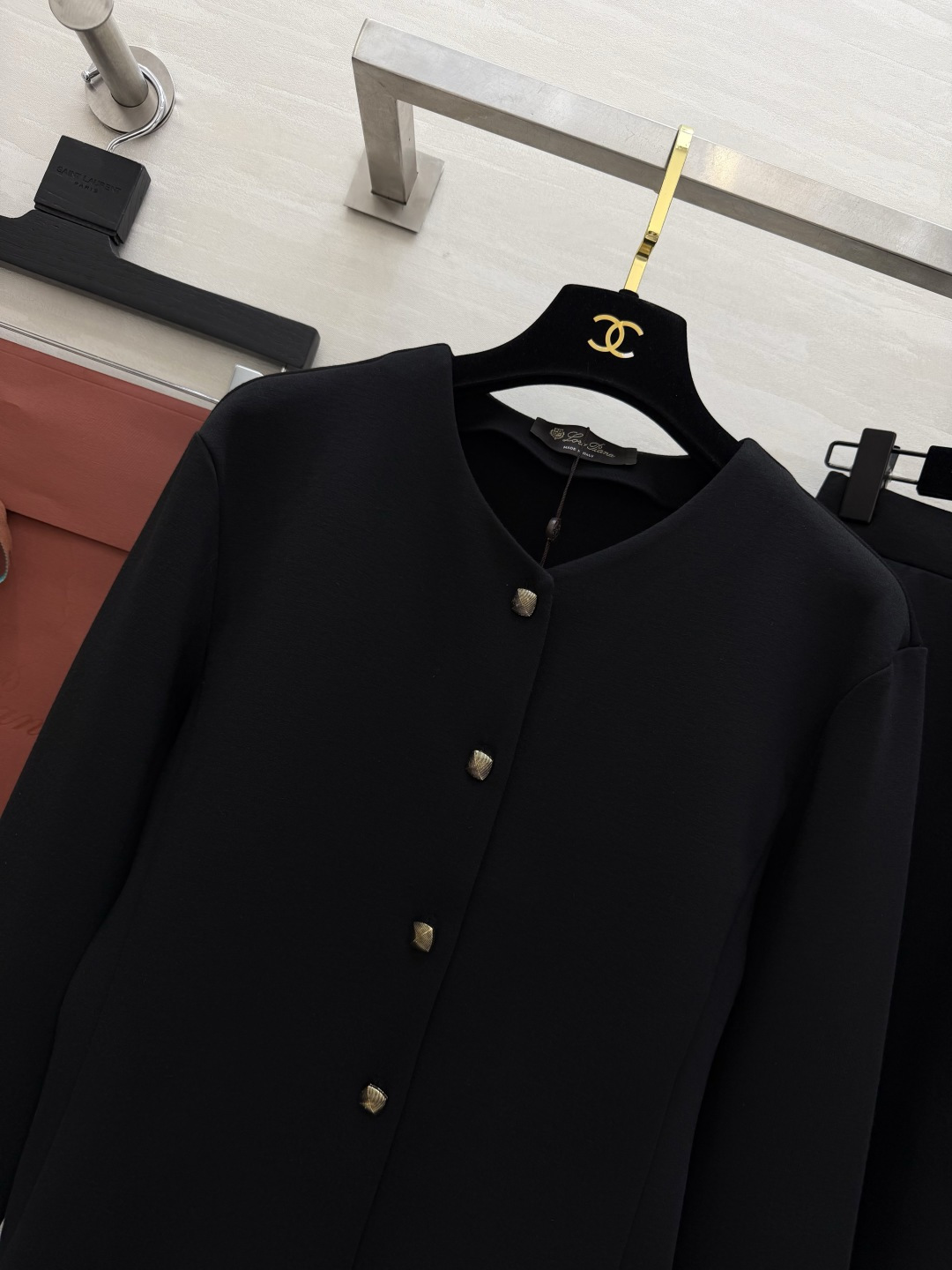 #Loro pian♡²⁶度假系列 老钱风套装 V领金扣开衫+大摆伞裙两件套 利落剪裁勾勒流畅线条 垂坠