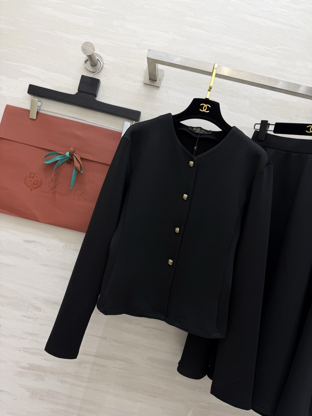 #Loro pian♡²⁶度假系列 老钱风套装 V领金扣开衫+大摆伞裙两件套 利落剪裁勾勒流畅线条 垂坠