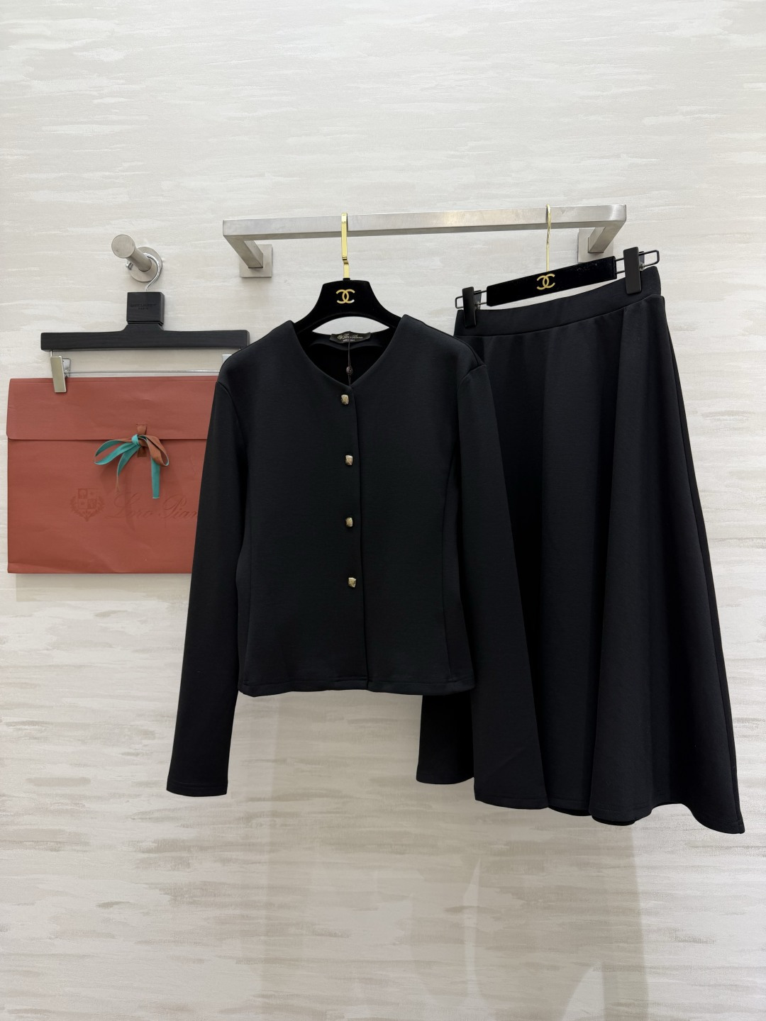 #Loro pian♡²⁶度假系列 老钱风套装 V领金扣开衫+大摆伞裙两件套 利落剪裁勾勒流畅线条 垂坠