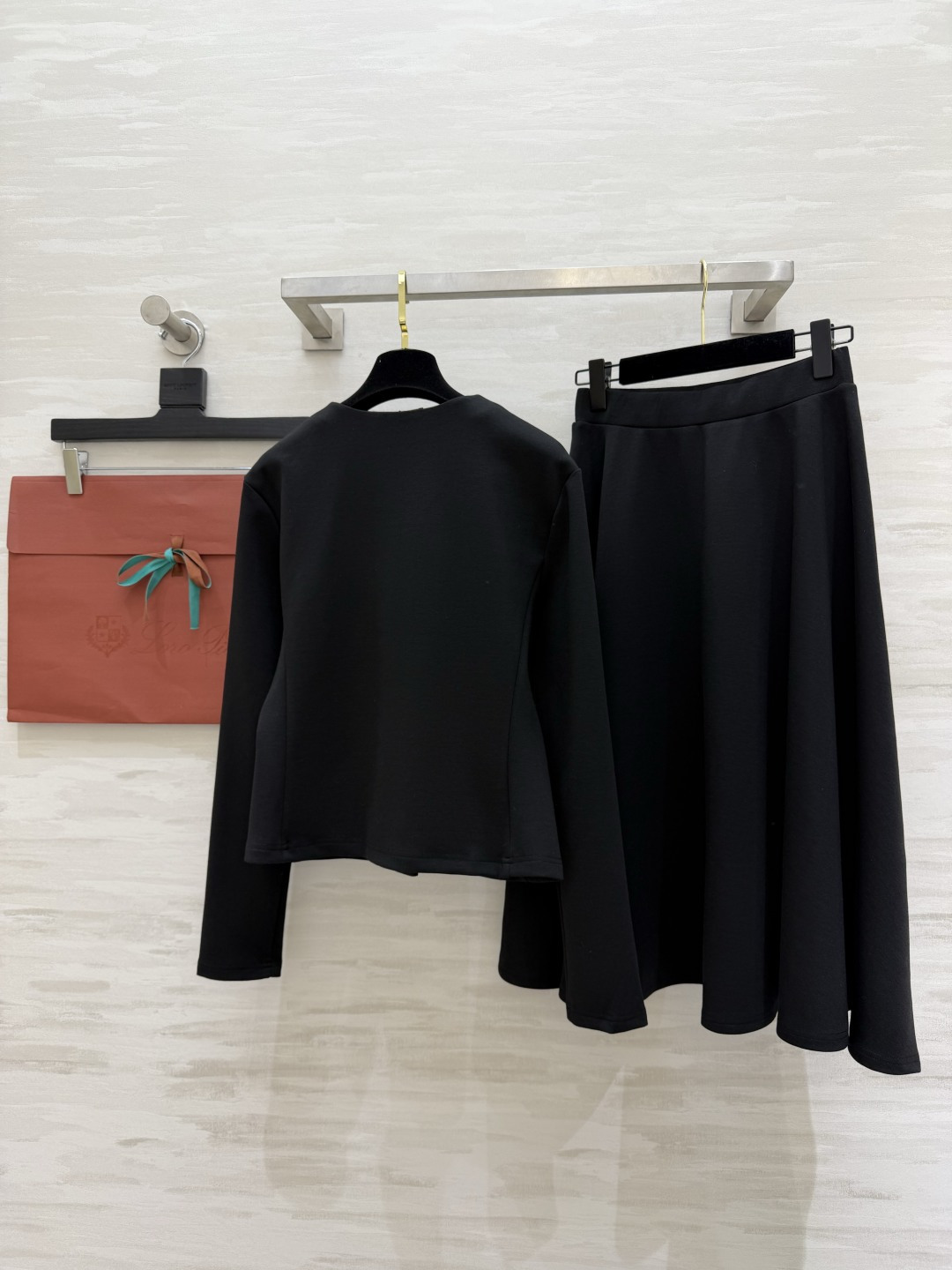 #Loro pian♡²⁶度假系列 老钱风套装 V领金扣开衫+大摆伞裙两件套 利落剪裁勾勒流畅线条 垂坠